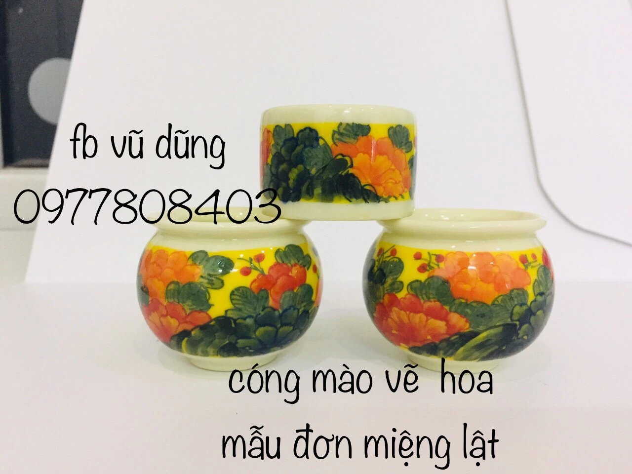 cóng mào vẽ hoa mẫu đơn nền vàng