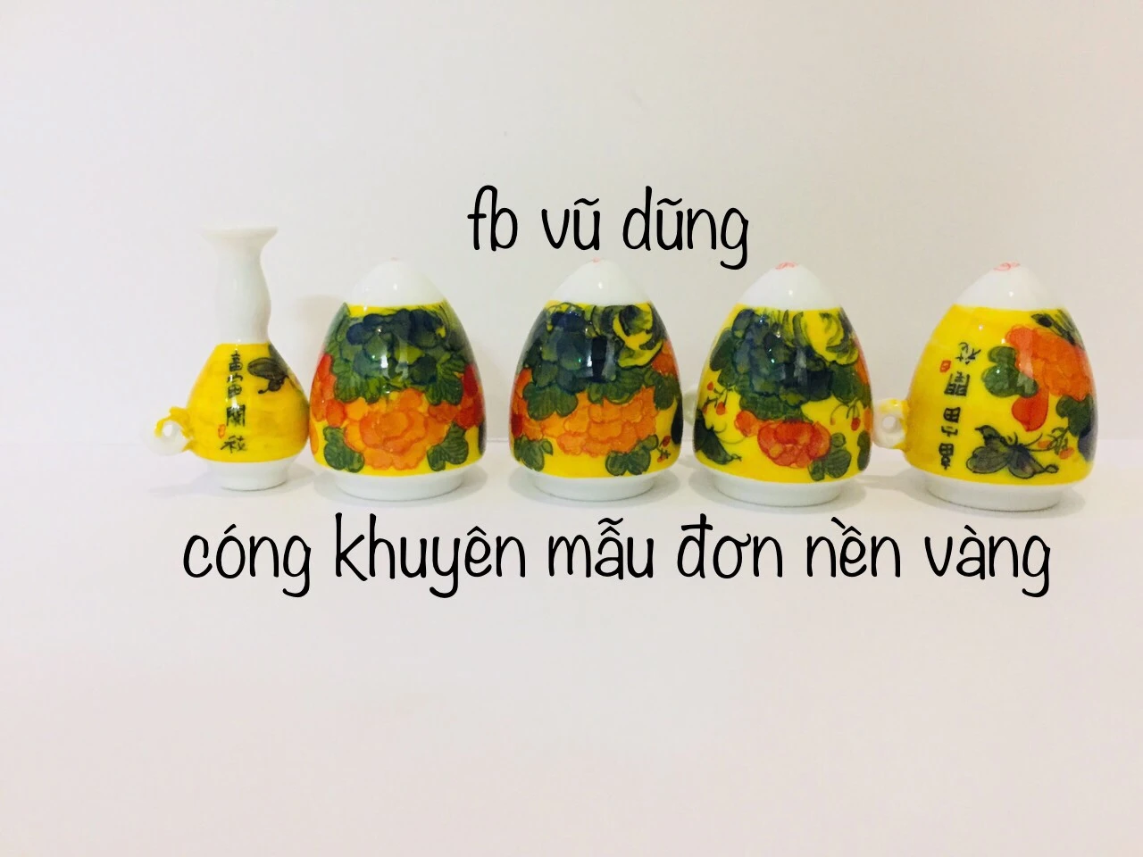 cóng khuyên đạn vẽ tích hoa mẫu đơn nền vàng