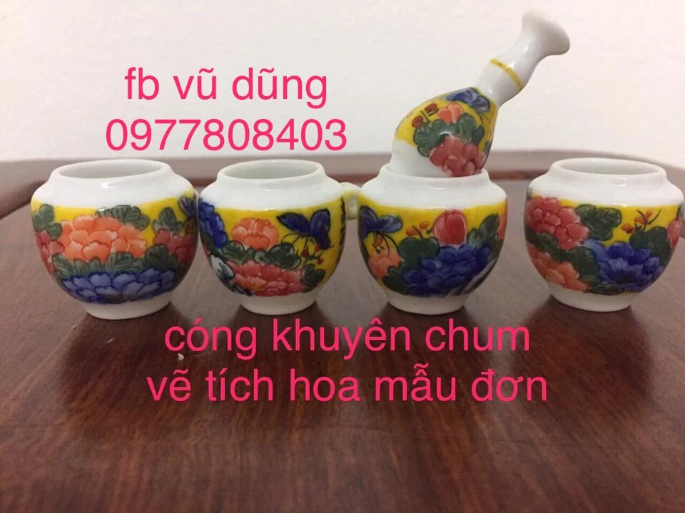 cóng vẽ tích mẫu đơn nền vàng